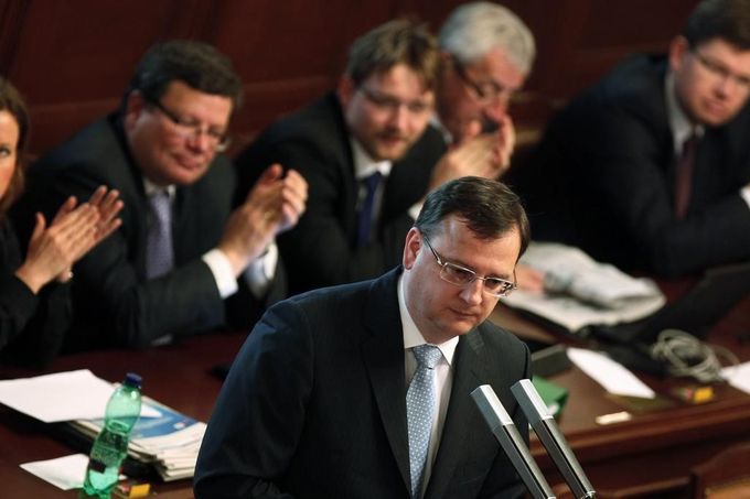 Premiér Petr Nečas a jeho vládní tým ve sněmovně. Snímek z 27. dubna.