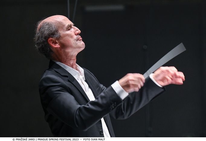 Dirigent Peter Rundel.