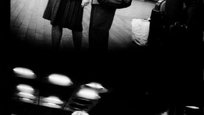 Chvilku před půlnocí 16. března 1986 zachytil fotoaparát StB v hale Hlavního nádraží Hanu Veselou (vlevo) a Janu Dismanovou