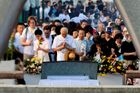 Mnoho přítomných se modlilo za oběti atomového útoku.