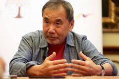 Murakamiho nový román: Zavřete oči a vypněte svět, to podstatné je pod povrchem