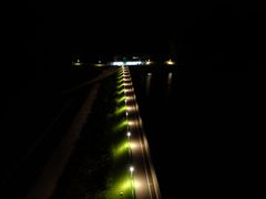 Fotka osvětlení přehrady pořízená podle Povodí Odry standardní optikou.