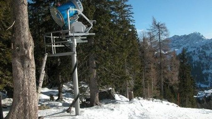 I když přírodního sněhu není ani na horách nazbyt, sněhová děla postupně zprovozňují alespoň nejznámější lyžařská střediska v Tyrolsku a Salcbursku.