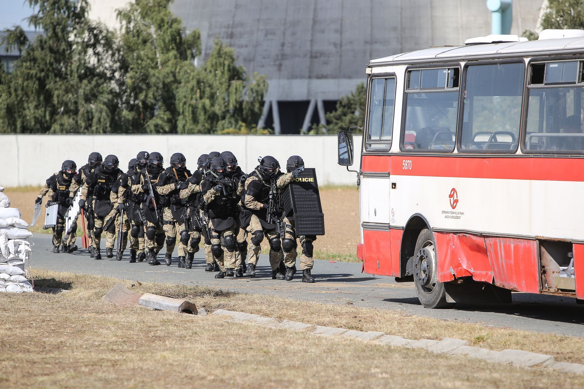 Safeguard - společné cvičení Armády ČR a policie při ochraně jaderné elektrárny Dukovany