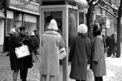 Od Švejka až k pouličním knihovnám. Snímky ukazují sto let telefonních budek v Česku