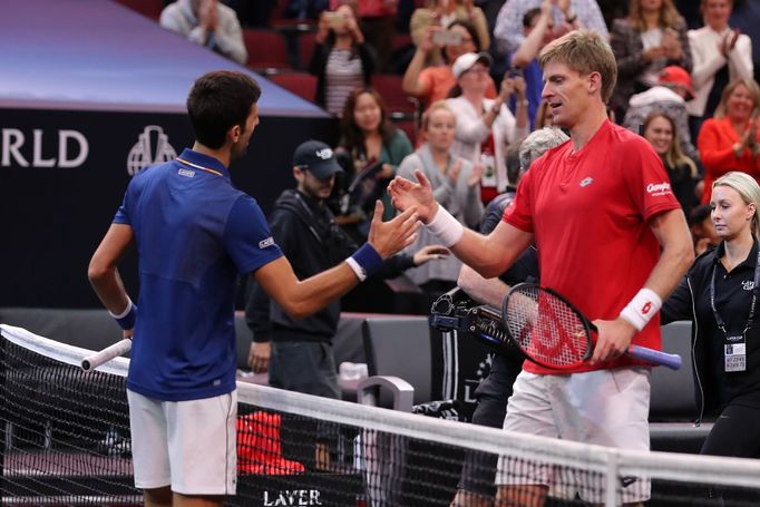 Kevin Anderson se na Laver Cupu zdraví s Novakem Djokovičem.