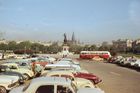 Parkoviště na vídeňském náměstí Hrdinů v roce 1967. Všude samý Brouk, ale i nějaký ten Opel nebo Citroën se najdou.
