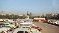 Parkoviště na vídeňském náměstí Hrdinů v roce 1967. Všude samý Brouk, ale i nějaký ten Opel nebo Citroën se najdou.