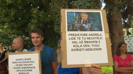 Kdy přestaneš lhát a krást, Bureši? Babiše v Budějovicích vítali demonstranti