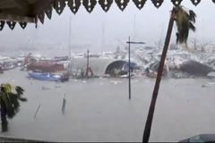 Ostrov Barbuda je zcela zdevastován, zničeno bylo 95 procent budov. Hurikán Irma se žene Karibikem