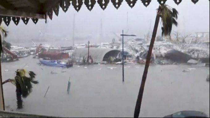 Zkáza na ostrově Barbuda. Hurikán Irma zaplavil ulice a ničil domy