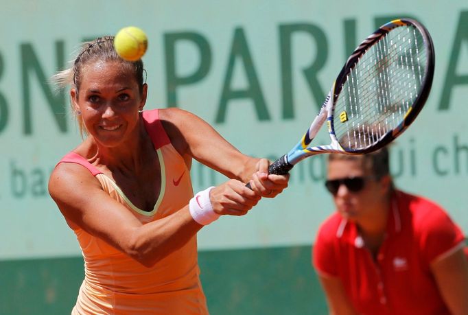 Klára Zakopalová odráží míček z rakety ruské tenistky Anastasie Pavljučenkovové ve 3. kole French Open 2012