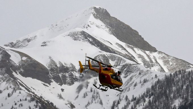 Helikoptéra pátrá na místě leteckého neštěstí na jihu Francie.