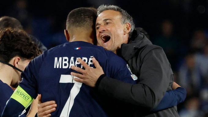 Kylian Mbappé a Luis Enrique slaví postup do čtvrtfinále Ligy mistrů.