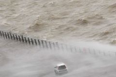 Bouře Sabine působí škody nad Evropou.