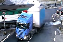 Video: Nepodceňujte vlaky! Železničáři připomínají nehodu, kdy vlak rozpůlil kamion