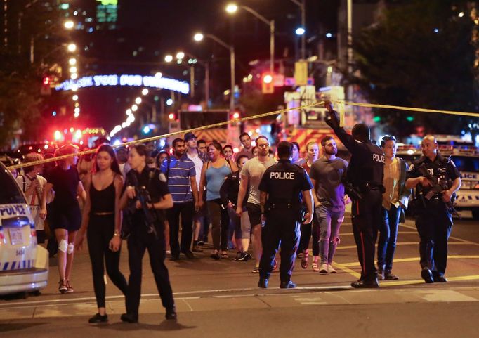 Kanada, Toronto: Střelec zranil 13 lidí před restaurací, jednu ženu zabil