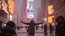 Australský turista se nechává fotit s padajícím sněhem na Times Square v New Yorku, 26. ledna 2015.