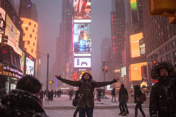 Australský turista se nechává fotit s padajícím sněhem na Times Square v New Yorku, 26. ledna 2015.