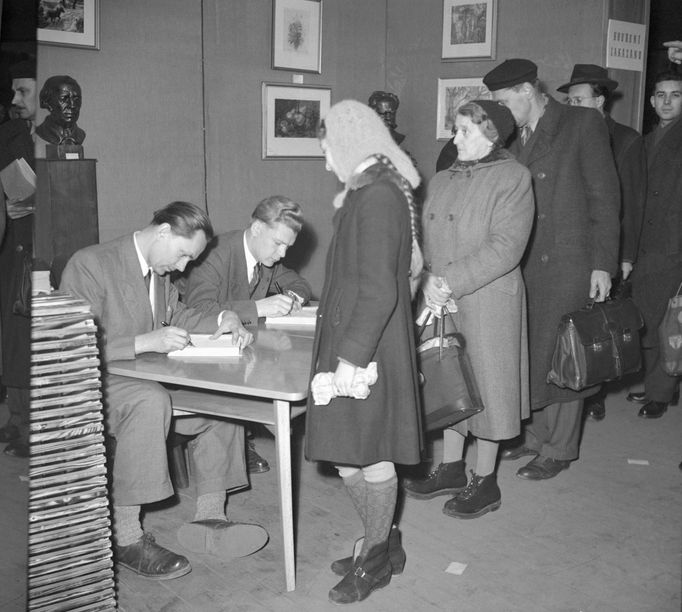 Miroslav Zikmund a Jiří Hanzelka na autogramiádě v roce 1955 v Myslbeku