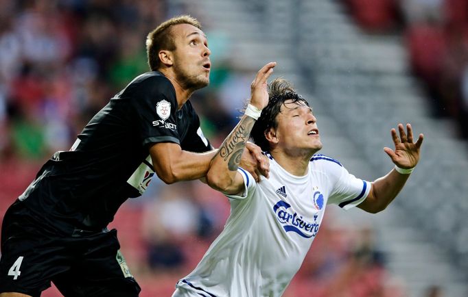 EL, FC Kodaň-Jablonec: Federico Santander - Luděk Pernica (vlevo)