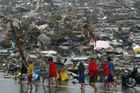 Zkáza po tajfunu. Živí bojují mezi mrtvými o jídlo