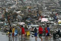 Zkáza po tajfunu. Živí bojují mezi mrtvými o jídlo