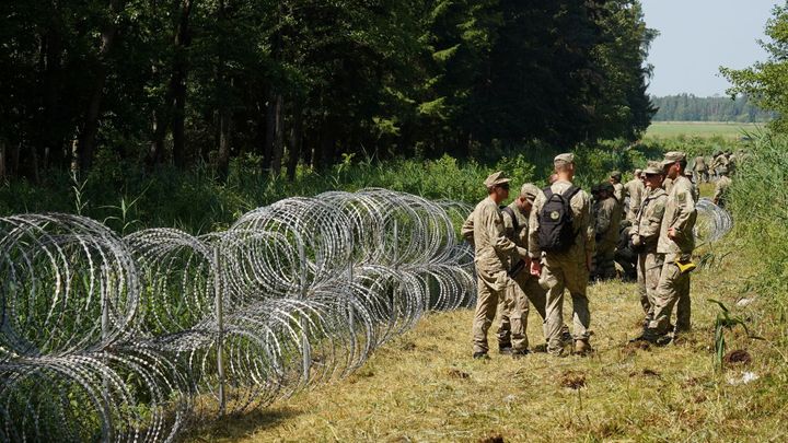 Po Litvě i Lotyšsko. Země kvůli migrantům z Běloruska vyhlašuje nouzový stav; Zdroj foto: Reuters