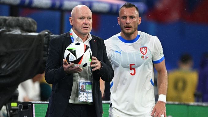 Ivan Hašek a Vladimír Coufal při zápase Česka s Portugalskem na Euru 2024