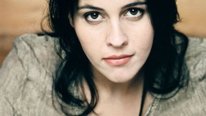 S vizáží Šeherezády v jeansech a s kytarou na krku předá Česku alžírská zpěvačka Souad Massi své hořkosladké příběhy.