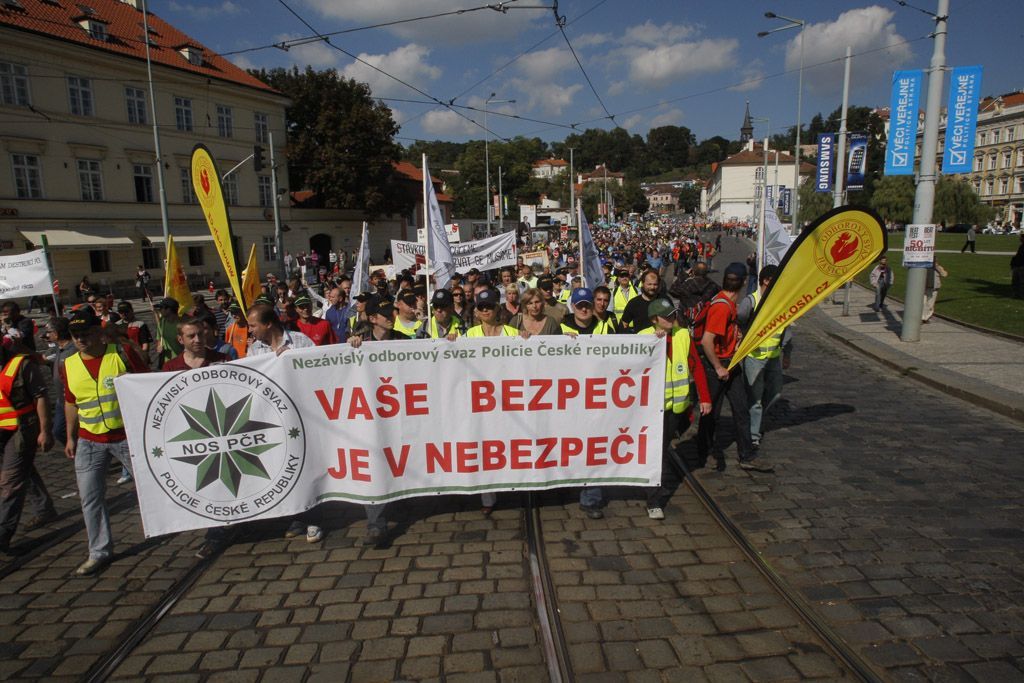 Demonstrace - policisté a zdravotníci