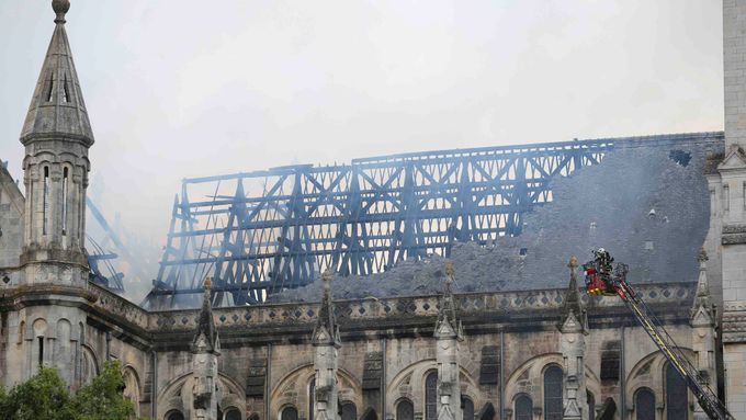 Hasiči se snaží zlikvidovat požár baziliky ve francouzském Nantes.