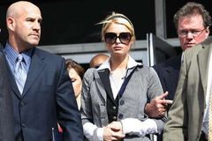Paris Hiltonová jde zpátky do vězení