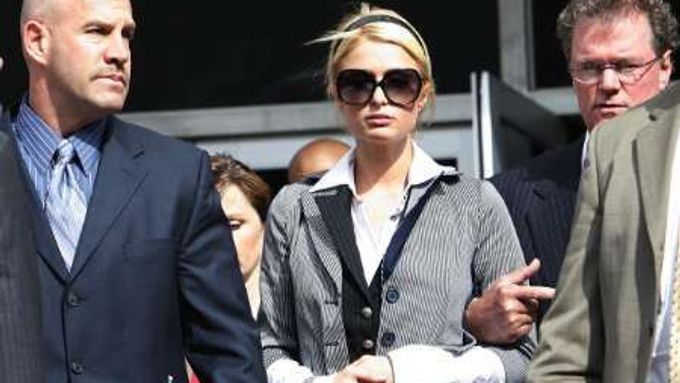 Paris Hiltonová před budovou soudu v Los Angeles, který ji 4. května poslal na 45 dní do vězení