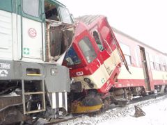 Strojvůdce hůře poničené lokomotivy se zřejmě zachránil tím, že poté, co ukončil brždění, utekl do její zadní části.