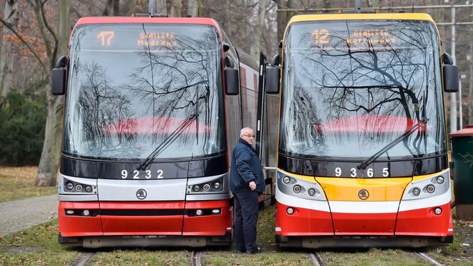 Tramvají typu Škoda 15T jezdí v Praze celkem 251. Jen 127 z nich je však vybaveno klimatizaci. Poznají se jednoduše, jsou to ty se žlutou čelní maskou - na snímku vpravo.