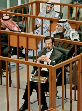 Saddám Husajn na lavici obžalovaných