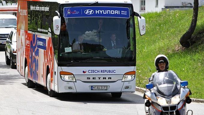 12:40 přijíždí autobus české fotbalové reprezentace, míjí hlouček novinářů a zajíždí bez zastavení rovnou do hotelového komplexu.