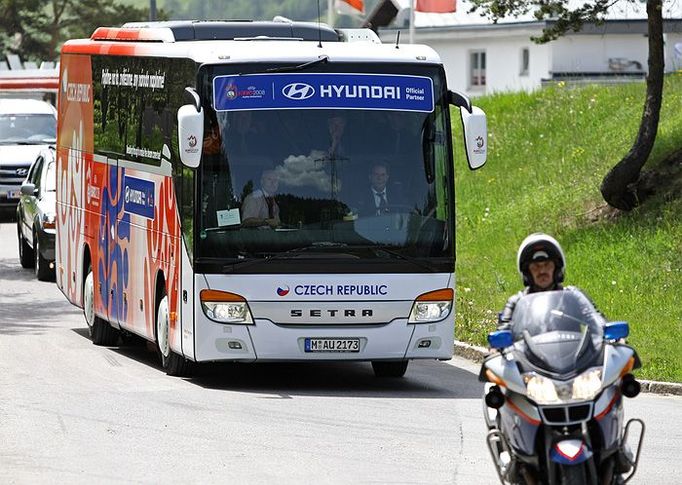 12:40 přijíždí autobus české fotbalové reprezentace, míjí hlouček novinářů a zajíždí bez zastavení rovnou do hotelového komplexu.