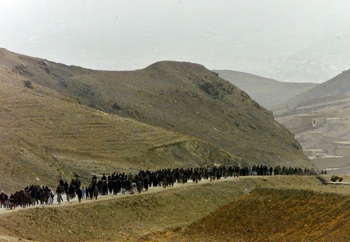 Obyvatelé Kábulu vyšli naproti přivítat Spojence, jejichž jednotky mířily do hlavního města. 13. listopad 2001.