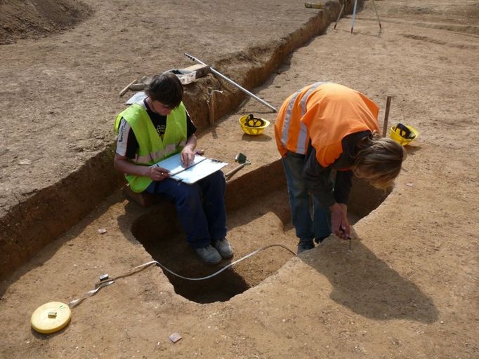 Archeologové dokumentují objevený hrob