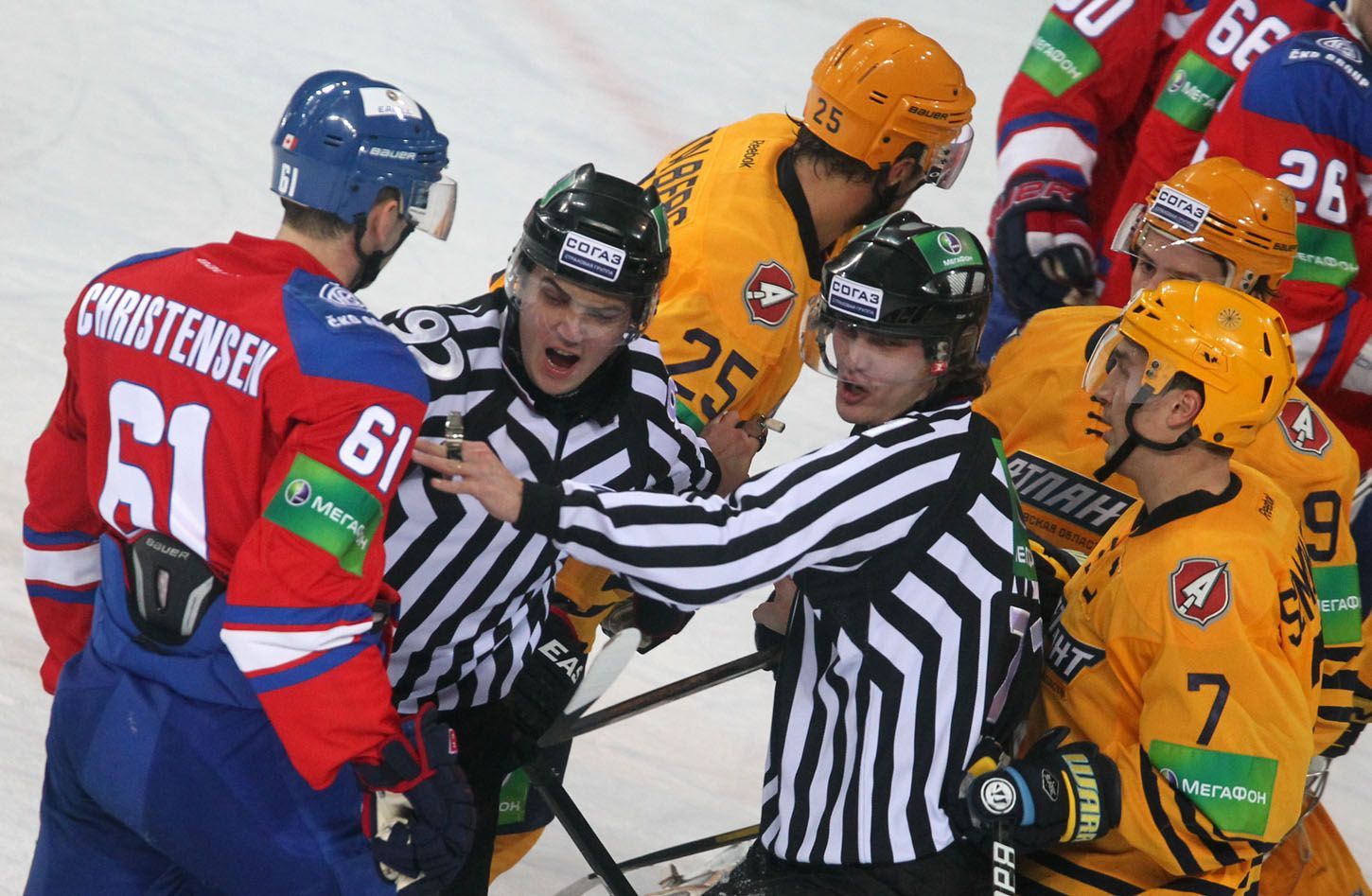 Hokejista Lva Praha Erik Christensen se přes sudí hádá s Maximem Semjonovem (7) a Ivanem Višněvským (9) v utkání KHL 2012/13 proti Atlantu Mytišči.,