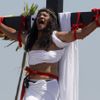 Ruben Enaje, 52, who is portraying Jesus Christ for the 27th time, screams as he hangs on a wooden cross during a Good Friday crucifixion re-enactment in San Pedro Cutud town, Pampanga province, north of Manila March 29, 2013. The Roman Catholic church frowns on the gory spectacle held in the Philippine village of Cutud every Good Friday but does nothing to deter the faithful from emulating the suffering of Christ and taking a painful route to penitence. Holy Week is celebrated in many Christian traditions during the week before Easter. REUTERS/Romeo Ranoco (PHILIPPINES - Tags: RELIGION SOCIETY) Published: Bře. 29, 2013, 8:38 dop.