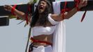 Ruben Enaje, 52, who is portraying Jesus Christ for the 27th time, screams as he hangs on a wooden cross during a Good Friday crucifixion re-enactment in San Pedro Cutud town, Pampanga province, north of Manila March 29, 2013. The Roman Catholic church frowns on the gory spectacle held in the Philippine village of Cutud every Good Friday but does nothing to deter the faithful from emulating the suffering of Christ and taking a painful route to penitence. Holy Week is celebrated in many Christian traditions during the week before Easter. REUTERS/Romeo Ranoco (PHILIPPINES - Tags: RELIGION SOCIETY) Published: Bře. 29, 2013, 8:38 dop.