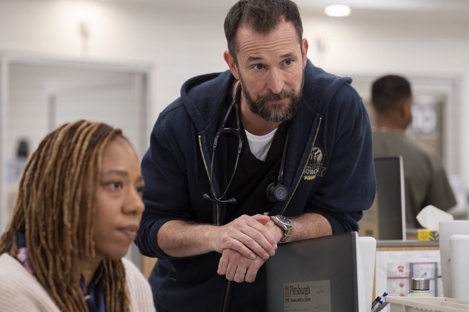 Noah Wyle coby Michael „Robby“ Robinavitch vede tým pittsburghských lékařů.
