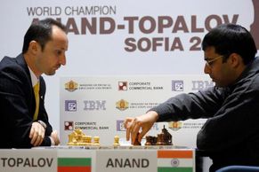 Podívejte se: Takhle bojuje Topalov s Ánandem o titul šachového krále