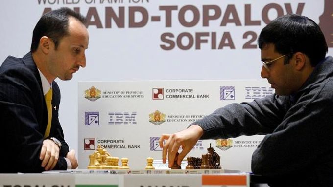 Podívejte se: Takhle bojuje Topalov s Ánandem o titul šachového krále