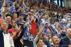 Zápas sledovala zaplněná DRFG Arena (čtěte Rondo).