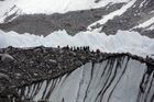 Na horolezce padala v Nepálu obří bílá zeď. Utéci nemohli