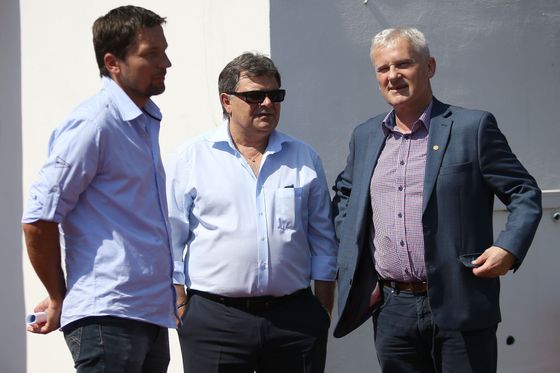 Roman Hrubeš (vlevo) spolu s dalšími členy komise rozhodčích Václavem Krondlem a Michalem Listkiewiczem